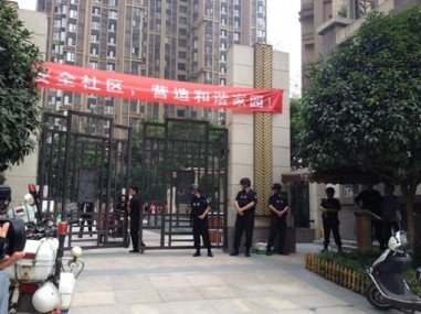 成都成华区发生警匪枪战 两疑犯被制服1人在逃
