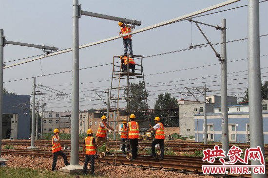 工作人员正在对地铁线路进行检修