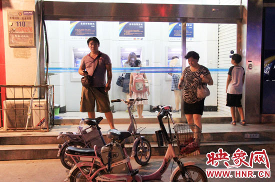 如今，在农业路和丰乐路口，已经看不到那些摆摊的孩子。