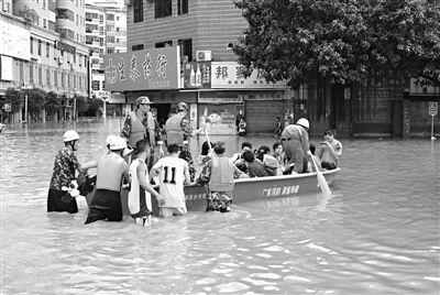 18日，广东省清远市阳山县县城,消防官兵合力推动冲锋舟，转移被困学生。新华社发