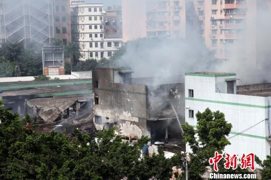 广州白云区一仓库爆炸致4死36伤，事发3个多小时后现场仍冒着白烟。　高荣权 摄