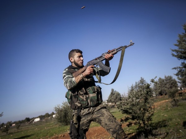 正在开枪射击的叙政府军士兵。