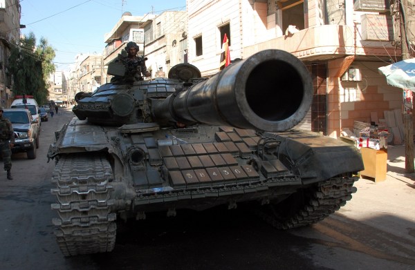 　叙政府军T-72AV主战坦克掩护部队前进。