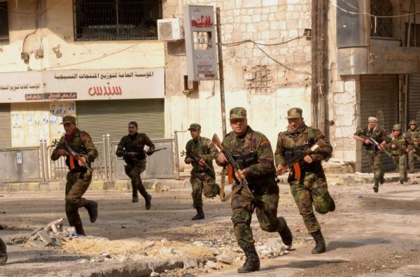 　政府军步兵部队快速通过街道。