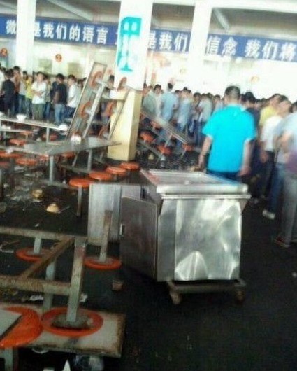 网曝“河南柘城县二高学生抗议校内售高价食品而打砸食堂”
