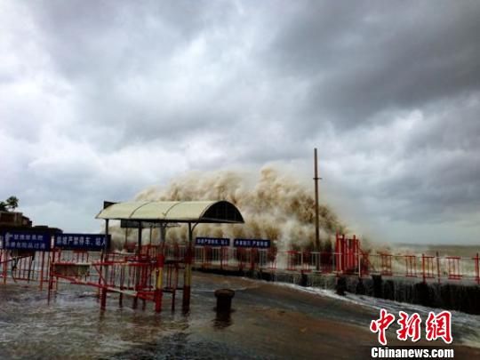 汕头澄海莱芜码头潮位猛涨，巨浪汹涌。
