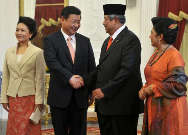 习近平与印尼总统苏西洛握手。