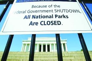 10月1日，林肯纪念堂挂出的提示：由于联邦政府停运，所有国家公园已关门。