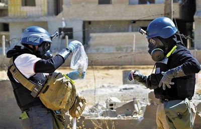 2013年8月28日，禁止化学武器组织成员正在叙利亚大马士革的地面上采集化学武器造成伤亡的现场样本。资料图片