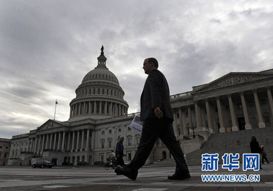 10月16日，在美国首都华盛顿，一名男子从国会大厦前走过。
