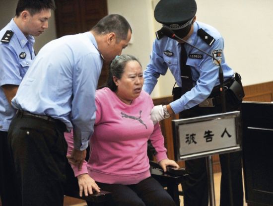9月24日，在公诉人宣读起诉书时，丁书苗因身体不停颤抖一度站立不稳，被法警扶住