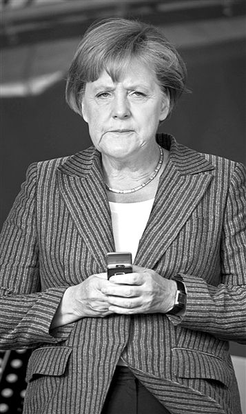 监控朋友，这事没完，德美同盟必须重新建立信任，这影响到每一位德国公民。 ——德国总理默克尔说。她的个人手机疑遭美国监听。