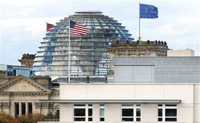 28日，美国驻德国大使馆屋顶