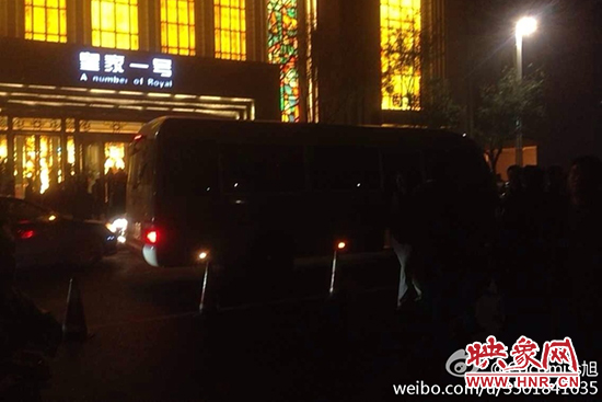 11月1日深夜，郑州郑东新区夜总会“皇家一号”被查处。网友供图
