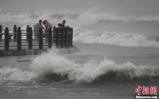 图为11月10日，受台风“海燕”影响，三亚海边风大浪急。尹海明 摄