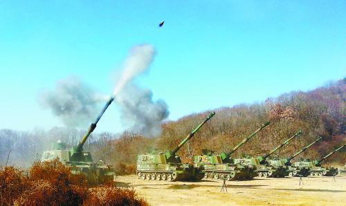 延坪岛炮击事件3周年之际，朝韩间口水仗不断。图为韩军21日举行应对挑衅训练。