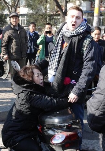 12月2日上午10时30分许，北京朝阳区一名女子在经过骑车老外时，双方剐蹭后发生争执