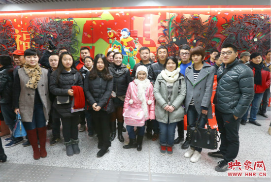 映象网网友在农业南路站文化墙前合影留念