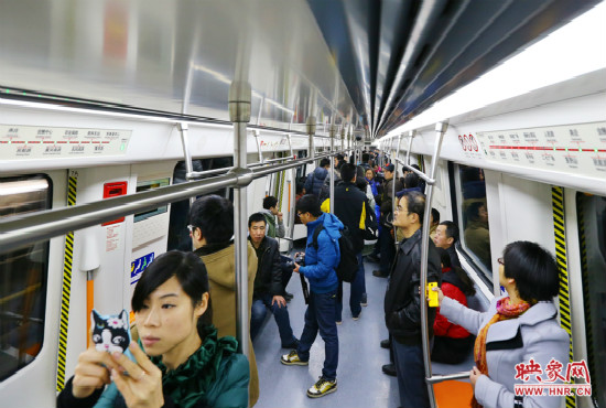 试乘市民们在地铁车厢内体验