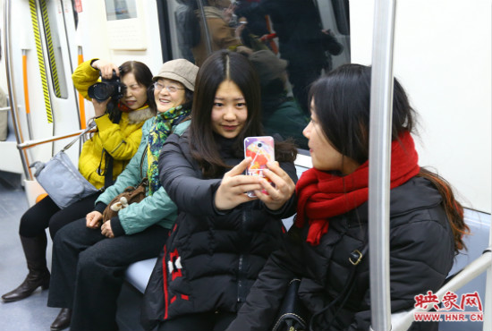 地铁上的网友自拍留念