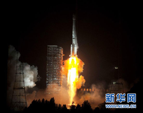 12月21日,载有玻利维亚通信卫星的长征三号乙运载火箭点火发射。当日零时42分,我国在西昌卫星发射中心用长征三号乙运载火箭,成功将玻利维亚通信卫星发射升空,卫星顺利进入预定轨道。玻利维亚通信卫星是该国拥有的第一颗卫星。新华社记者 燕雁 摄