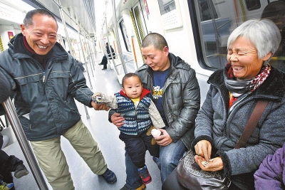 乘客中有80岁的老人，也有几岁大的小孩，他们眼神共同传递着：新鲜和好奇。记者王铮摄
