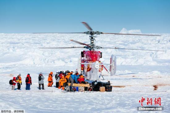 成功营救俄船乘客的中国雪龙号破冰船被厚冰困住