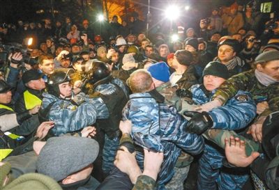 11日，基辅，反政府示威者与警察发生冲突，抗议法院判决。