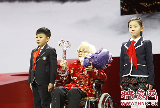 “感动中国”颁奖典礼现场，胡佩兰接过象征至高荣誉的年度人物奖杯