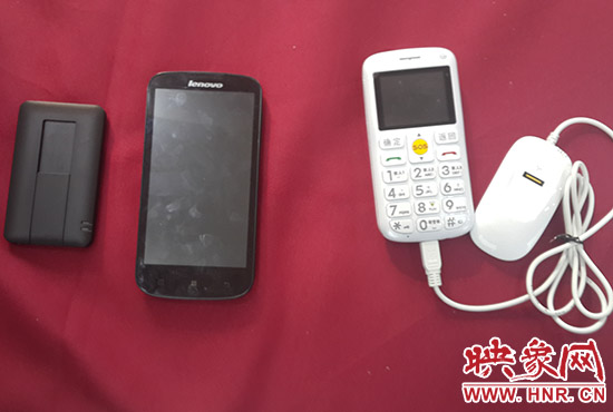 图为两款不同的社保手机及指纹仪