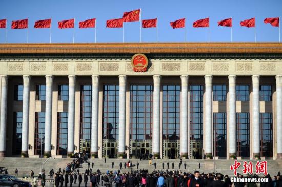 十二届全国人大二次会议3月4日上午在北京人民大会堂举行预备会议。全国人大常委会委员长张德江主持会议。