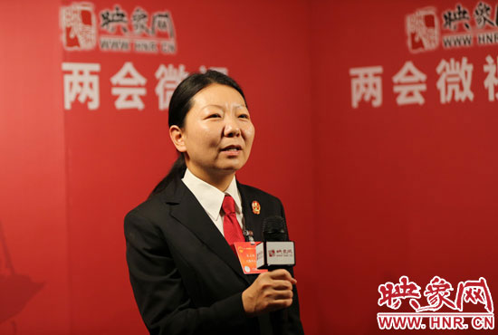 在映象网全国两会北京演播室，全国人大代表、宝丰县闹店镇法庭庭长朱正栩做客《两会微视》访谈。
