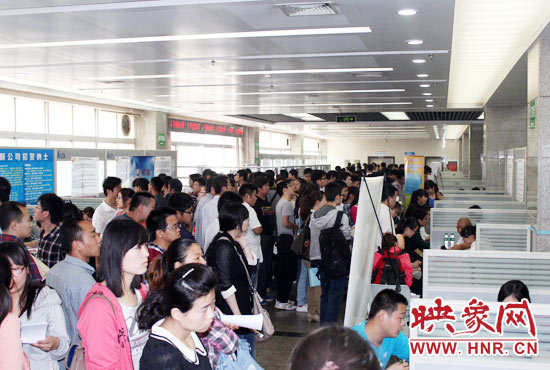 郑州航空港区举行招聘会  本次招聘会共有1.6万人进场求职，4000多人达成初步意向。