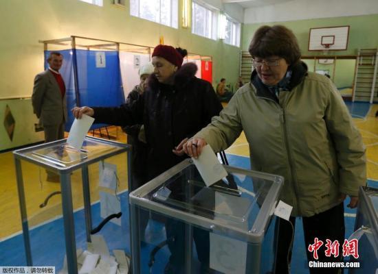据法新社报道，北京时间17日凌晨2时，克里米亚公投结束。图为3月16日，民众在投票站投票。
