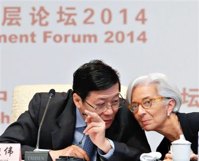 “中国发展高层论坛2014开幕式”上，国际货币基金组织总裁拉加德与中国财政部部长楼继伟（左）讨论。