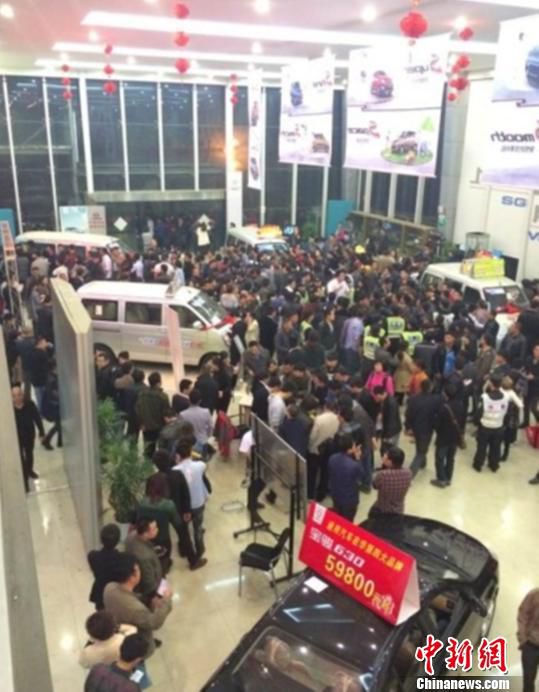 3月25日晚,抢购人潮几乎挤满杭州某4S店的大厅。