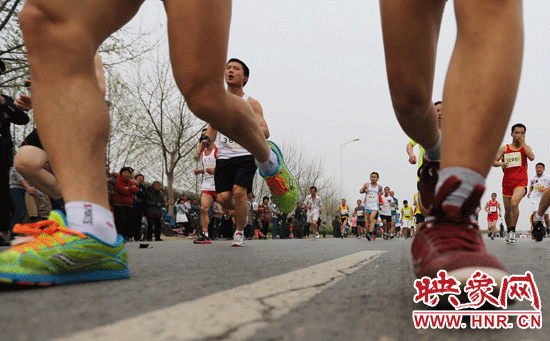 本届比赛吸引了47000多名专业运动员和跑步爱好者参加，参赛人数创历届之最。