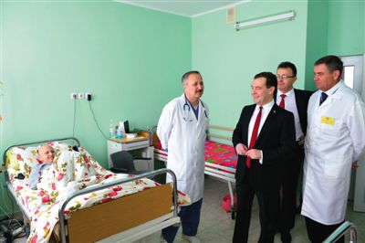 3月31日，召开会议前，梅德韦杰夫在辛菲罗波尔走访一所儿童医院和一所中学，承诺为医院提供新的救护车。
