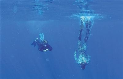 7日，印度洋南部，澳“海洋之盾”号派潜水员到水下搜寻MH370黑匣子的下落。