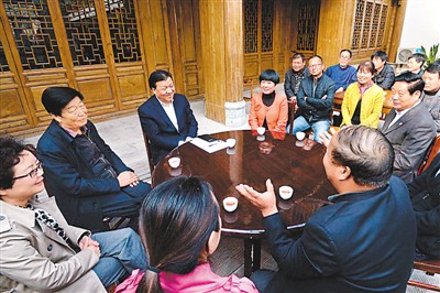 3月23日，刘云山在陕西省咸阳市礼泉县烟霞镇袁家村与基层干部群众座谈，听取对教育实践活动的意见建议。