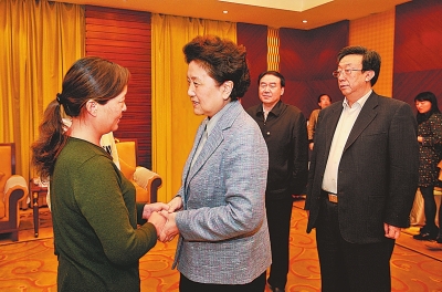  4月9日，中共中央政治局委员、国务院副总理刘延东在郑州接见“践行焦裕禄精神的好校长”张伟的家属。