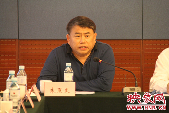 河南省委宣传部副部长、省广电局局长、省新闻出版局局长朱夏炎在研讨会上致辞。