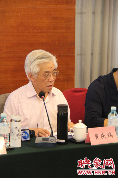 中国传媒大学教授、博士生导师曾庆瑞正在发言