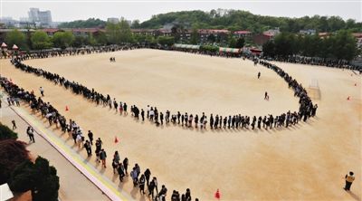 昨日,韩国安山,民众排长队悼念沉船事故死难者。图/东方IC