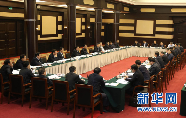 4月28日，中共中央政治局常委、国务院总理李克强在重庆主持召开座谈会