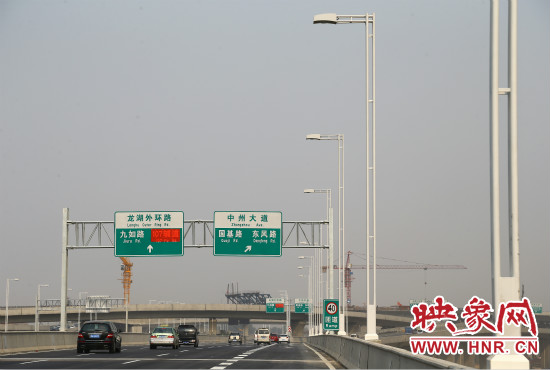市民可通过北三环快速路高架桥直达东区。