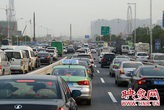 5月1日零时至3日24时，全省高速公路安全平稳运行，累计车流量440.53万辆。