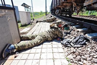 　　6日，乌克兰斯拉维扬斯克，反政府武装人员在铁轨附近戒备。