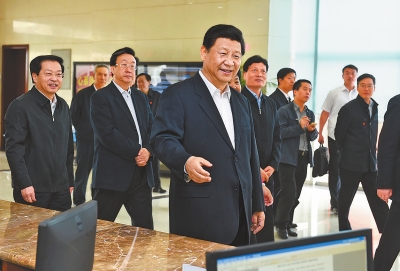 5月10日上午，中共中央总书记、国家主席、中央军委主席习近平在河南保税物流中心考察。记者杜小伟摄