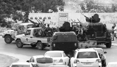 18日,利比亚首都的黎波里,国民议会大楼遭袭后,的黎波里联合安全部队紧急赶往现场守卫。图/东方IC